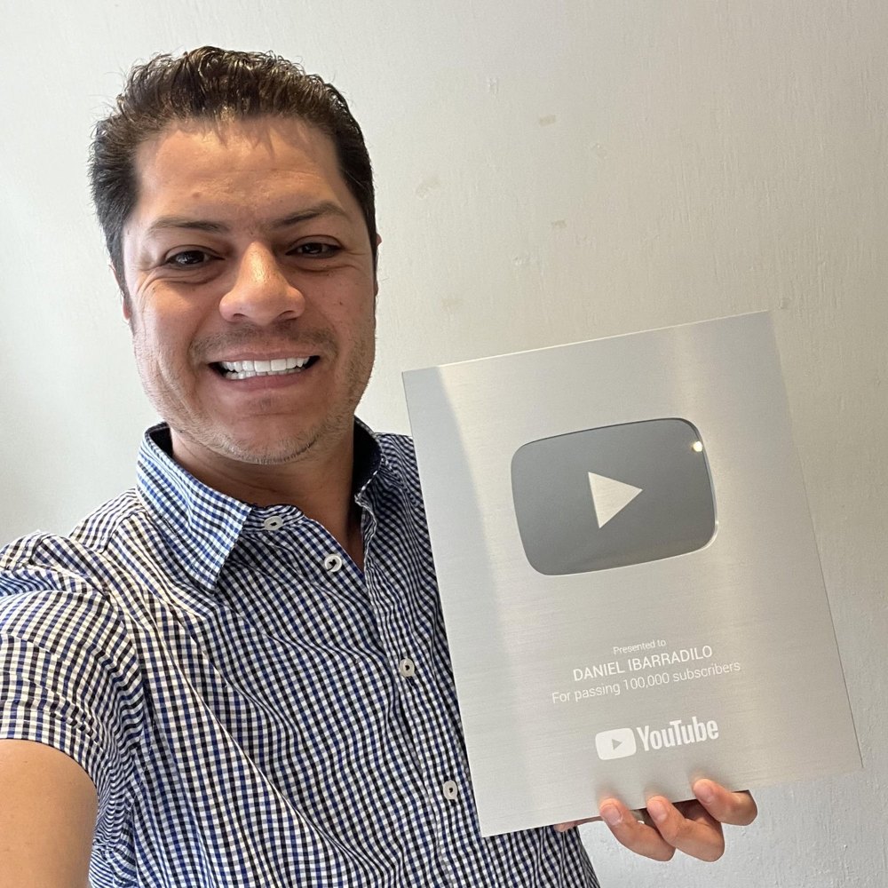 Daniel Ibarra con su placa de YouTube por 100 mil suscriptores